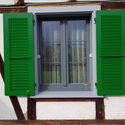 Fenster von vorne mit Holzumgebung